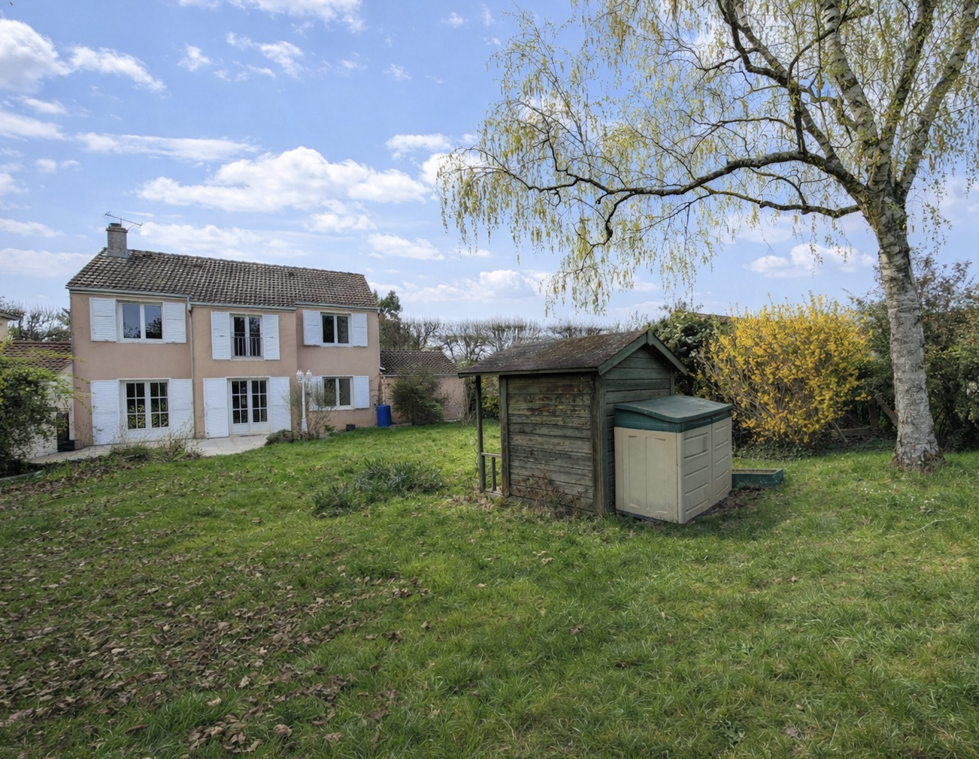 Maison individuelle 120 m2   7 pièces   4 chambres   terrain 561 m2   garage